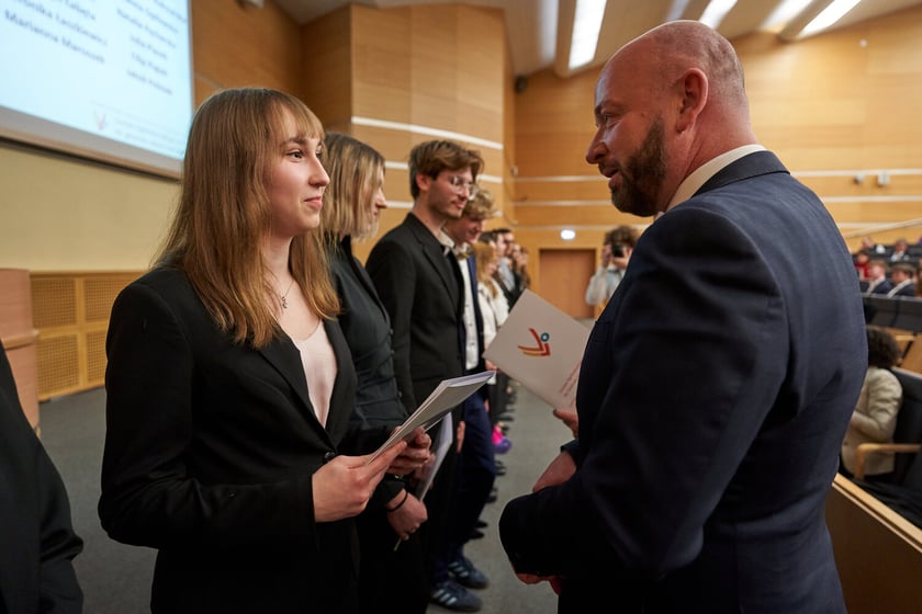Rozdanie świadectw z wyr&oacute;żnieniem