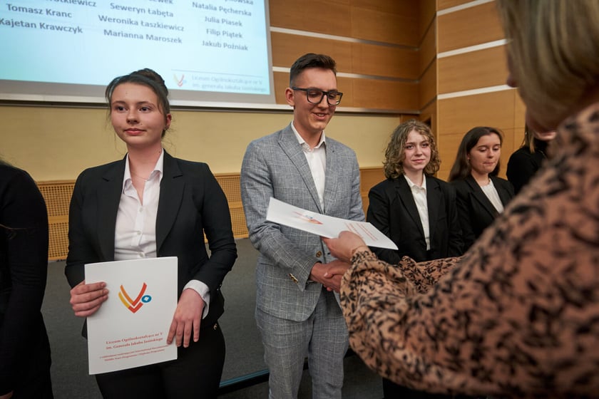 Rozdanie świadectw z wyr&oacute;żnieniem
