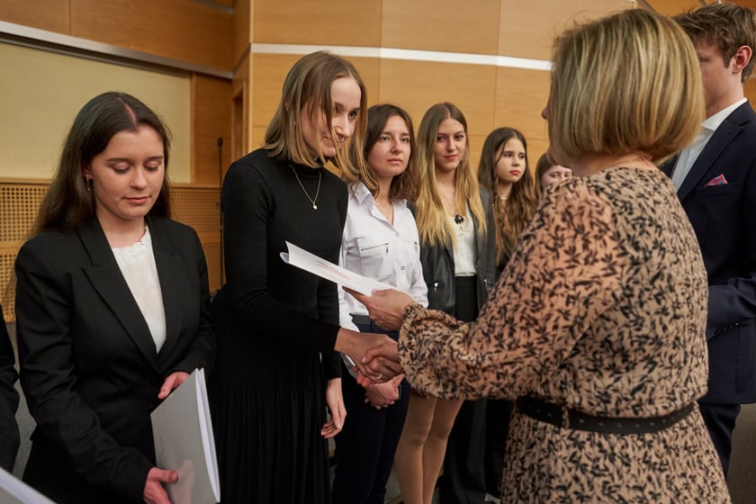 Rozdanie świadectw z wyr&oacute;żnieniem