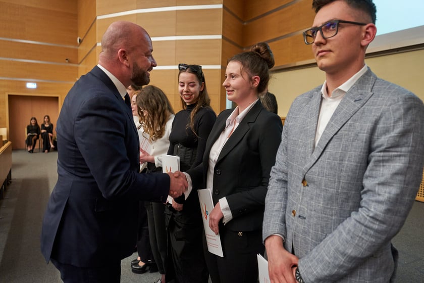 Rozdanie świadectw z wyr&oacute;żnieniem