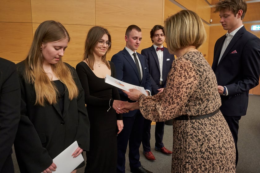 Rozdanie świadectw z wyr&oacute;żnieniem