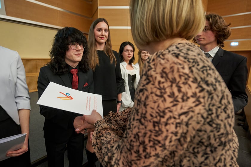 Rozdanie świadectw z wyr&oacute;żnieniem