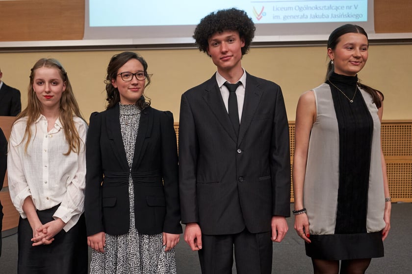 Rozdanie świadectw z wyr&oacute;żnieniem