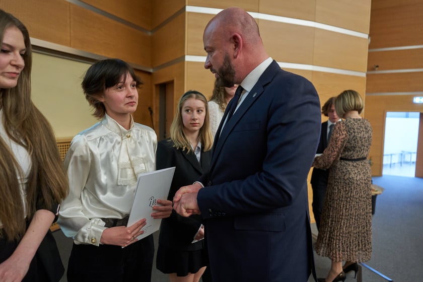 Rozdanie świadectw z wyr&oacute;żnieniem