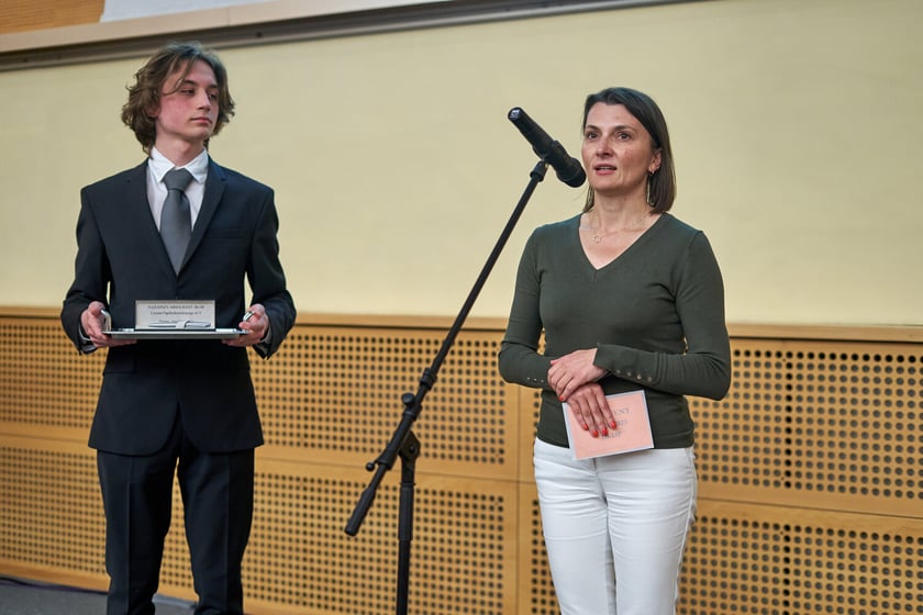 Przyznanie nagrody dla najlepszego absolwenta przez The International Baccalaureate Diploma Programme