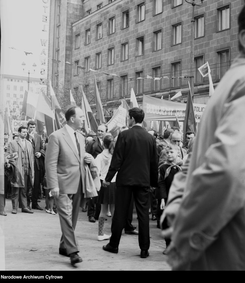 Poch&oacute;d pierwszomajowy. Zbiory z archiwum fotograficznego Grażyny Rutowskiej