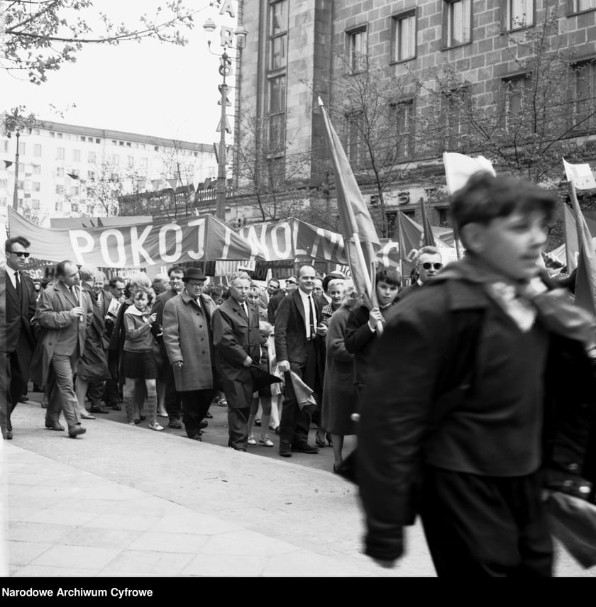 Poch&oacute;d pierwszomajowy. Zbiory z archiwum fotograficznego Grażyny Rutowskiej