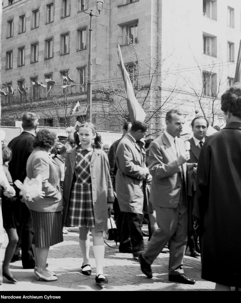 Poch&oacute;d pierwszomajowy. Zbiory z archiwum fotograficznego Grażyny Rutowskiej