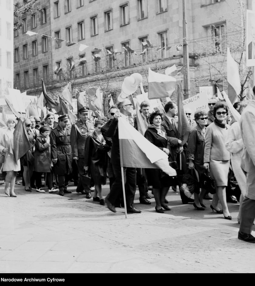 Poch&oacute;d pierwszomajowy. Zbiory z archiwum fotograficznego Grażyny Rutowskiej