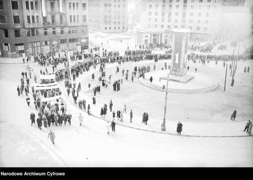 Pochód pierwszomajowy. Zbiory z archiwum fotograficznego Stefana Rassalskiego