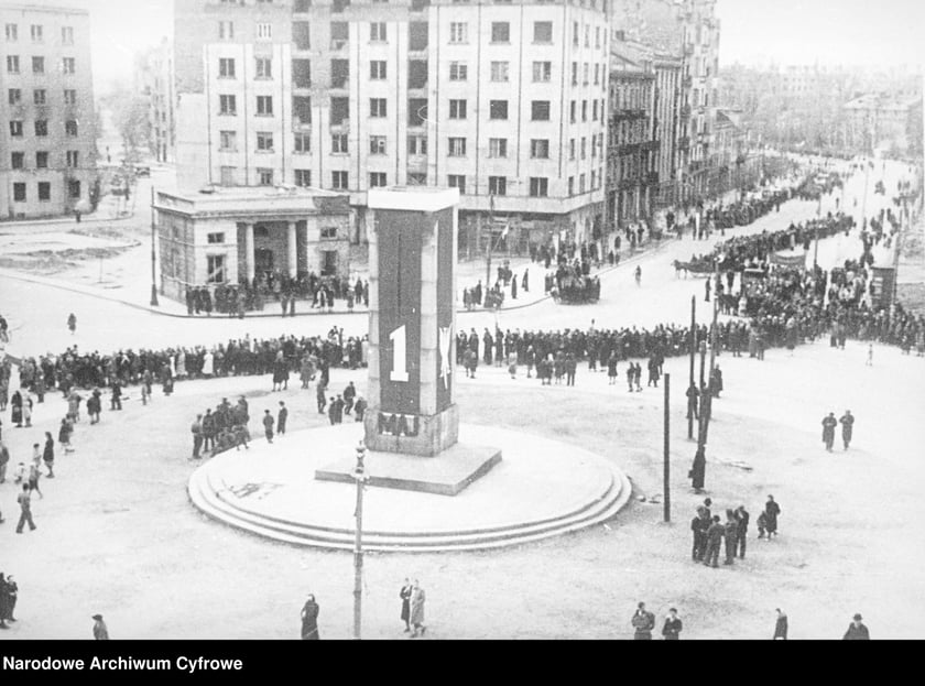 Pochód pierwszomajowy. Zbiory z archiwum fotograficznego Stefana Rassalskiego
