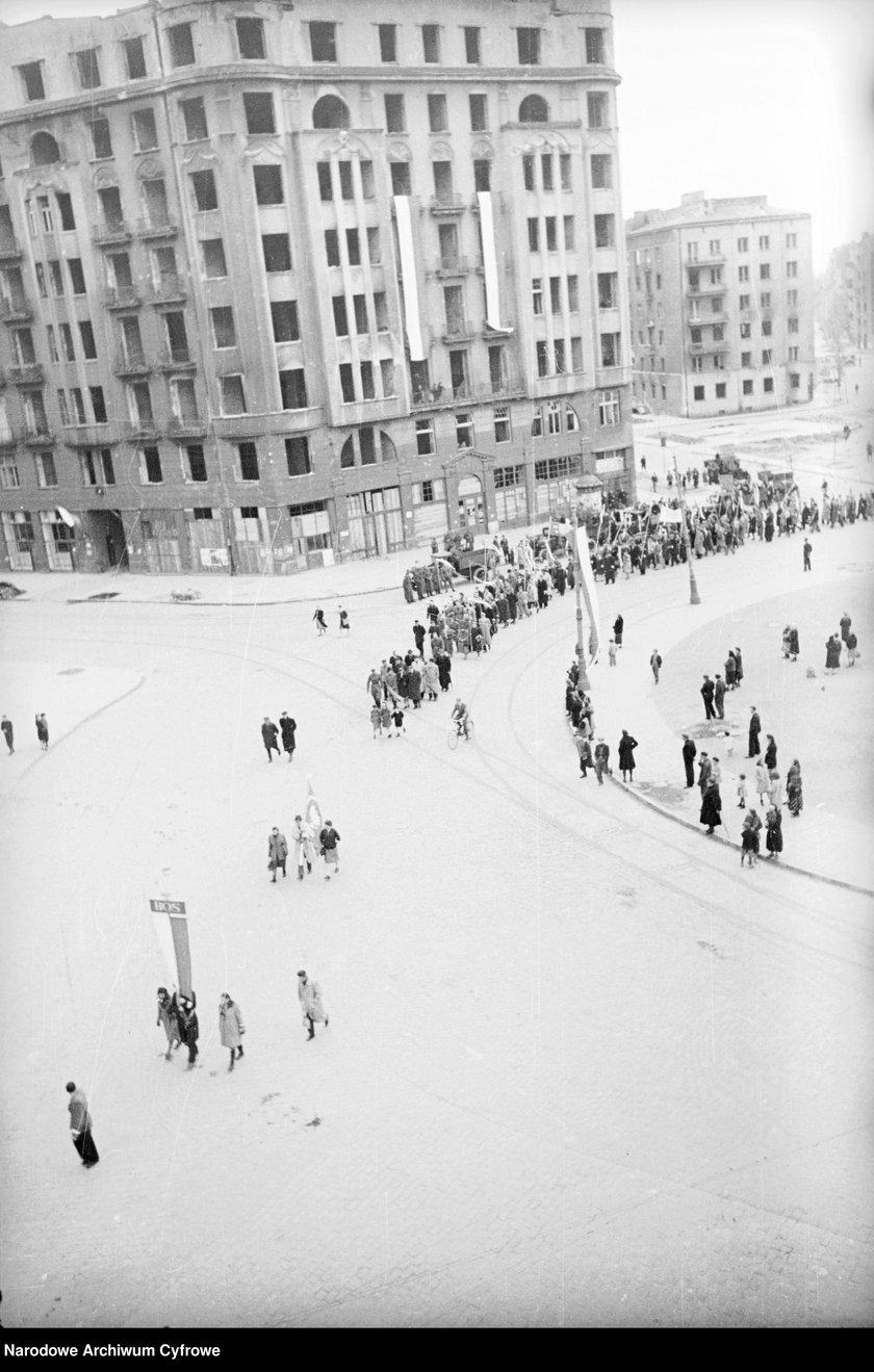 Pochód pierwszomajowy. Zbiory z archiwum fotograficznego Stefana Rassalskiego