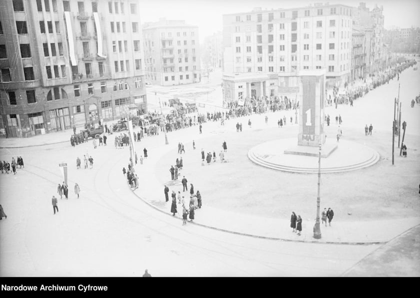 Pochód pierwszomajowy. Zbiory z archiwum fotograficznego Stefana Rassalskiego