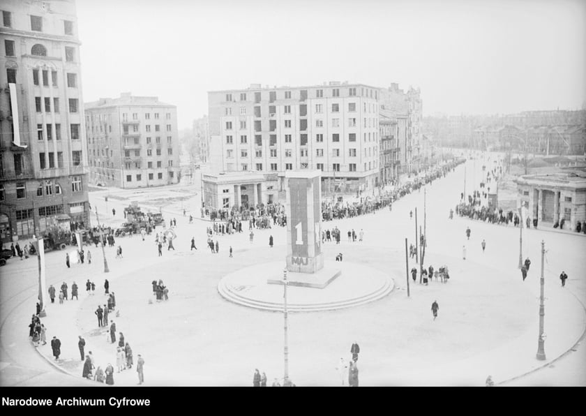 Pochód pierwszomajowy. Zbiory z archiwum fotograficznego Stefana Rassalskiego