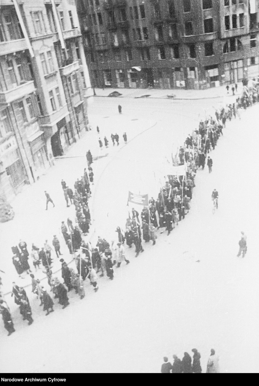 Pochód pierwszomajowy. Zbiory z archiwum fotograficznego Stefana Rassalskiego