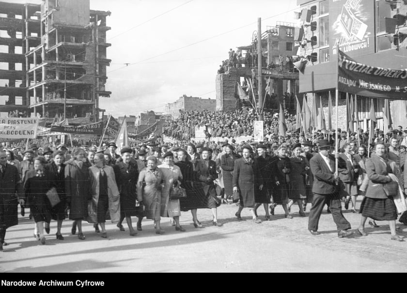 Pochód pierwszomajowy. Zbiory z archiwum fotograficznego Stefana Rassalskiego