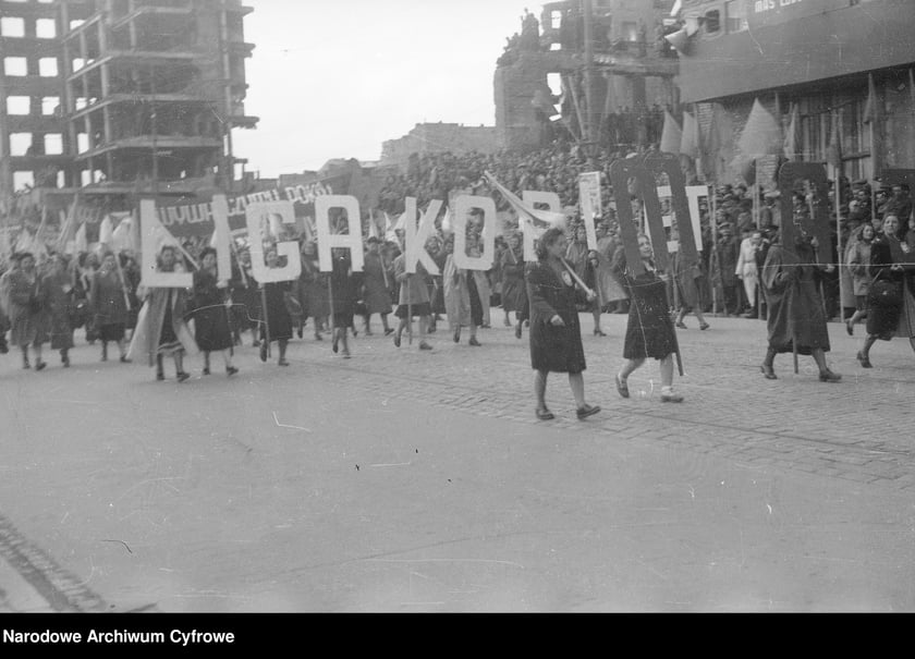 Pochód pierwszomajowy. Zbiory z archiwum fotograficznego Stefana Rassalskiego