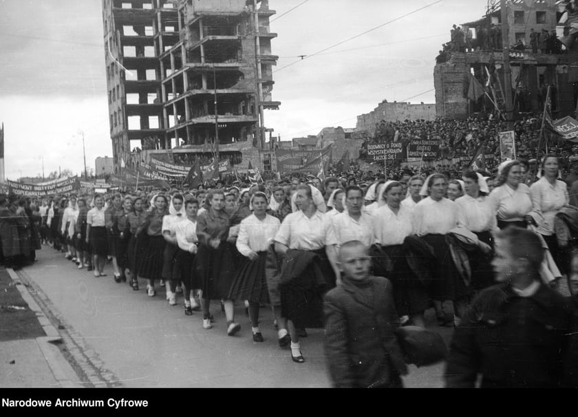 Pochód pierwszomajowy. Zbiory z archiwum fotograficznego Stefana Rassalskiego