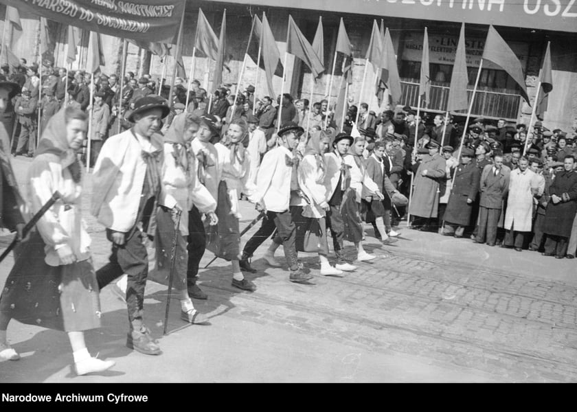 Pochód pierwszomajowy. Zbiory z archiwum fotograficznego Stefana Rassalskiego