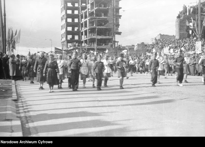 Pochód pierwszomajowy. Zbiory z archiwum fotograficznego Stefana Rassalskiego