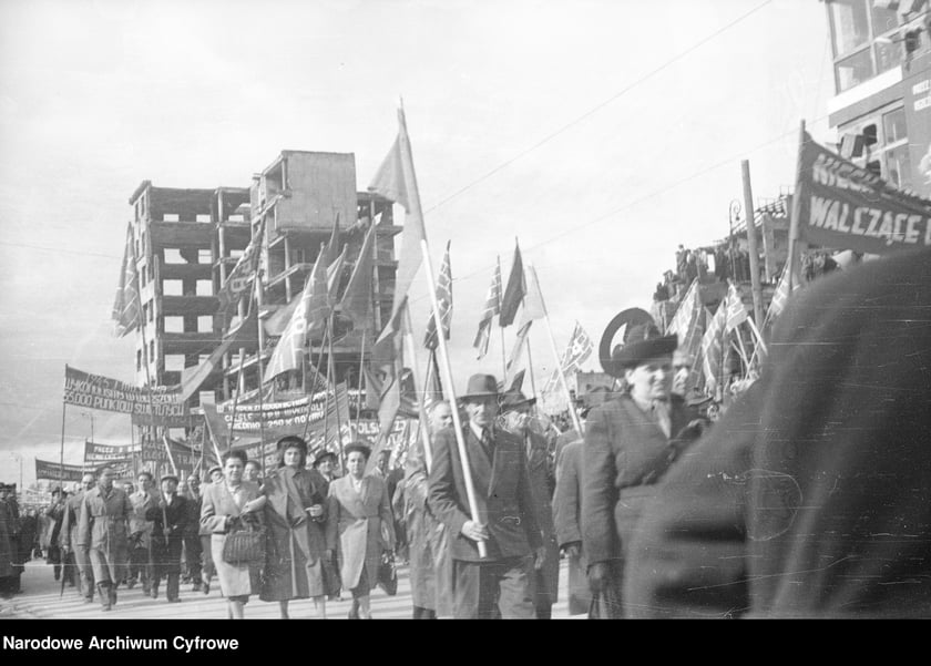 Pochód pierwszomajowy. Zbiory z archiwum fotograficznego Stefana Rassalskiego