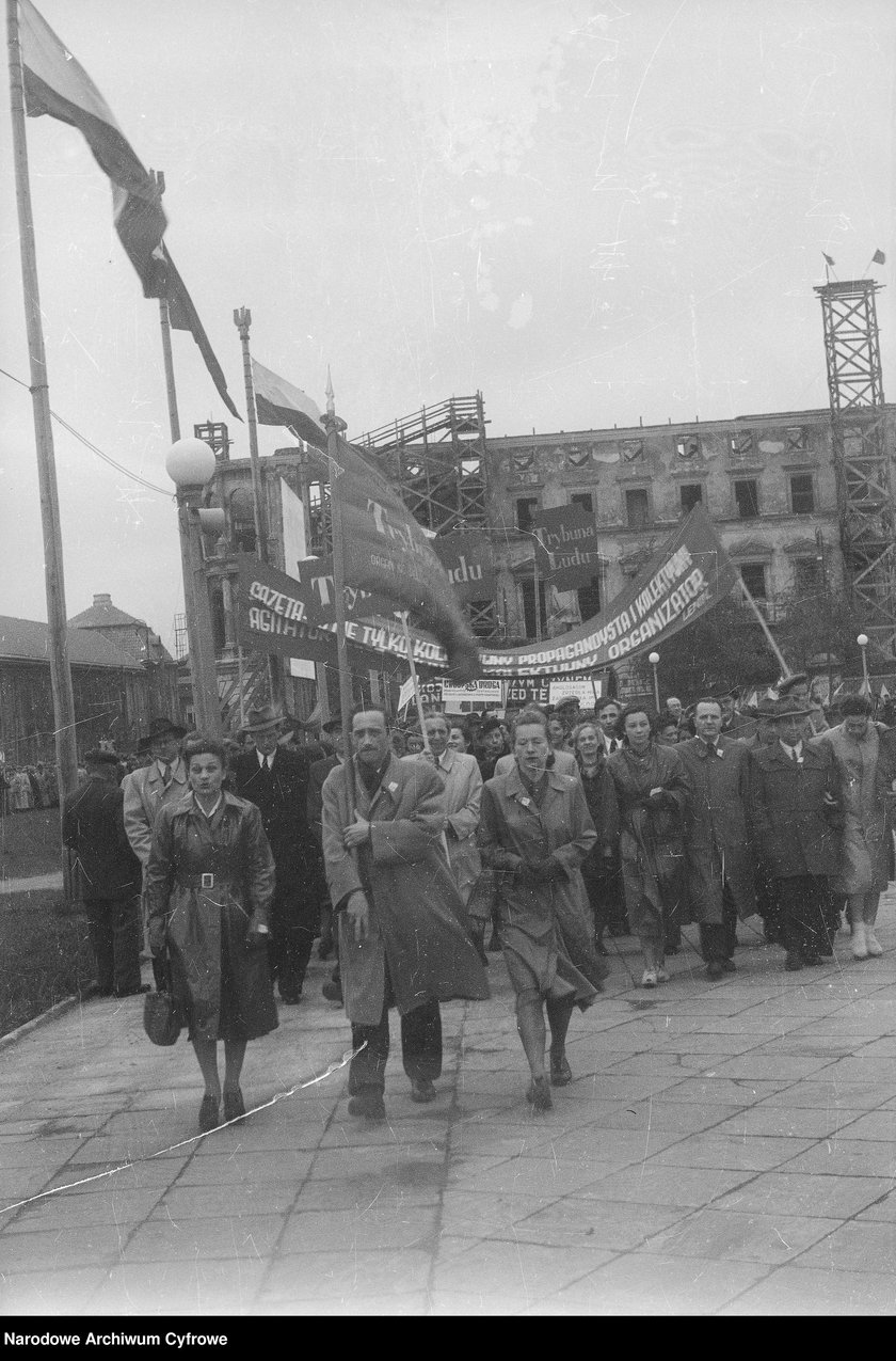 Pochód pierwszomajowy. Zbiory z archiwum fotograficznego Stefana Rassalskiego