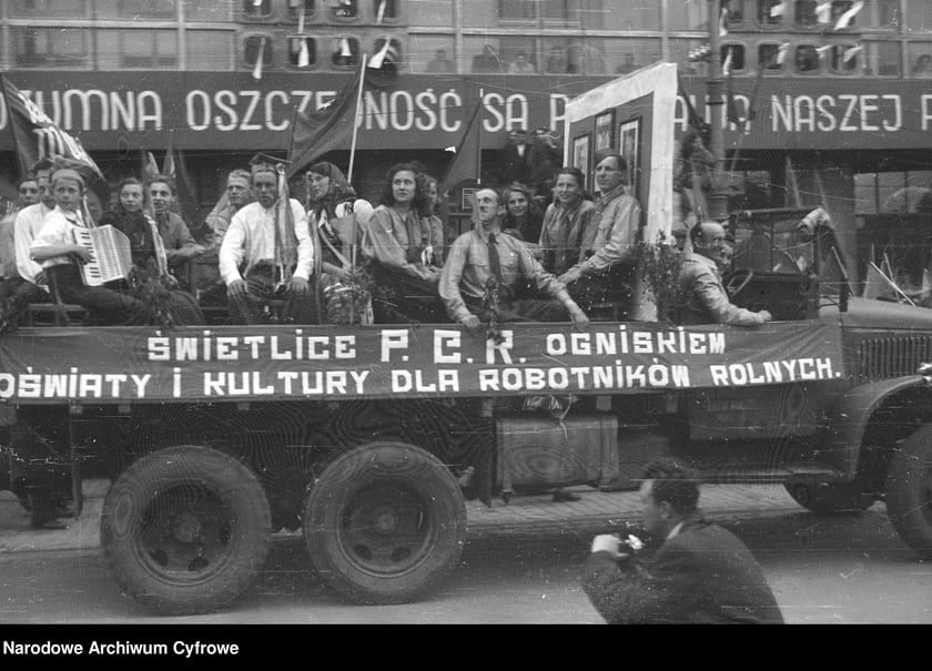Pochód pierwszomajowy. Zbiory z archiwum fotograficznego Stefana Rassalskiego