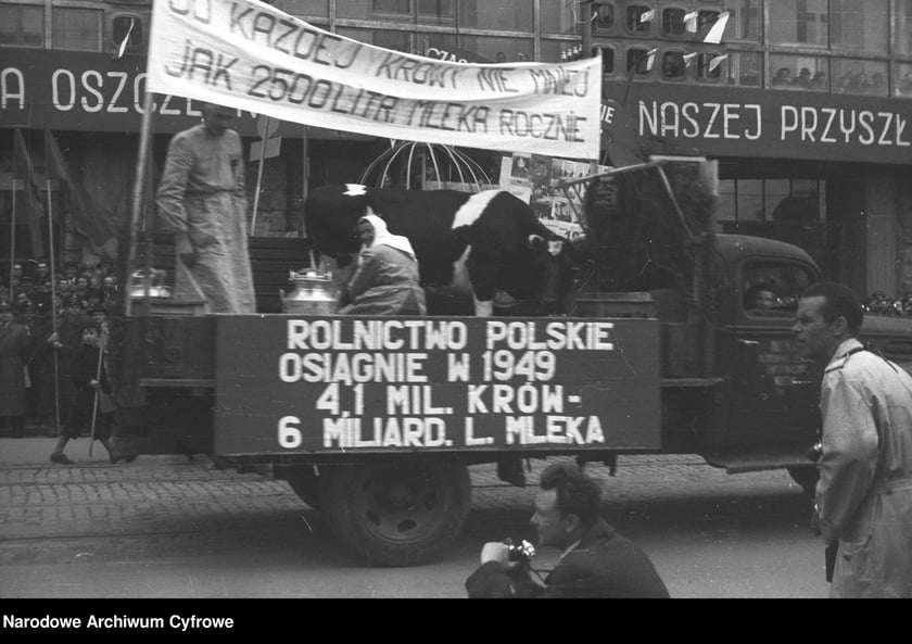 Pochód pierwszomajowy. Zbiory z archiwum fotograficznego Stefana Rassalskiego