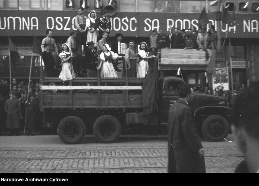 Pochód pierwszomajowy. Zbiory z archiwum fotograficznego Stefana Rassalskiego
