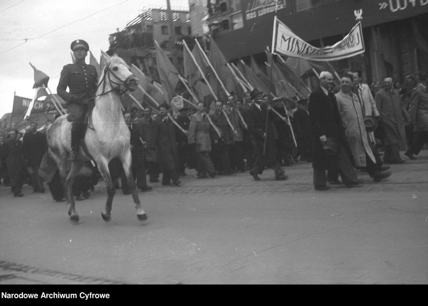 Pochód pierwszomajowy. Zbiory z archiwum fotograficznego Stefana Rassalskiego