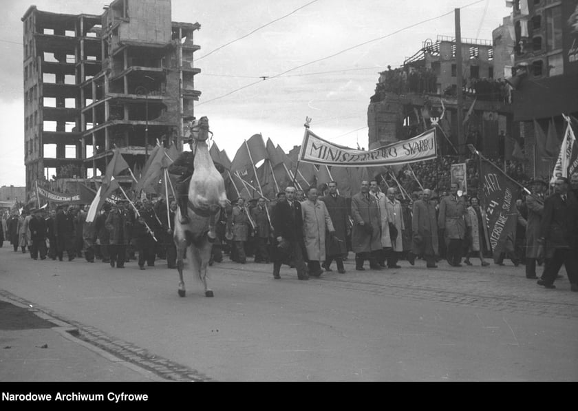 Pochód pierwszomajowy. Zbiory z archiwum fotograficznego Stefana Rassalskiego