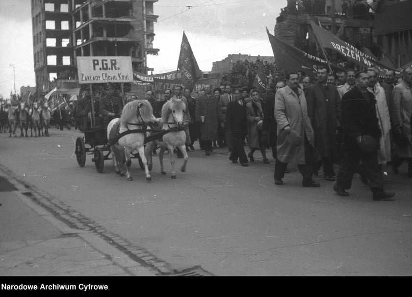 Pochód pierwszomajowy. Zbiory z archiwum fotograficznego Stefana Rassalskiego