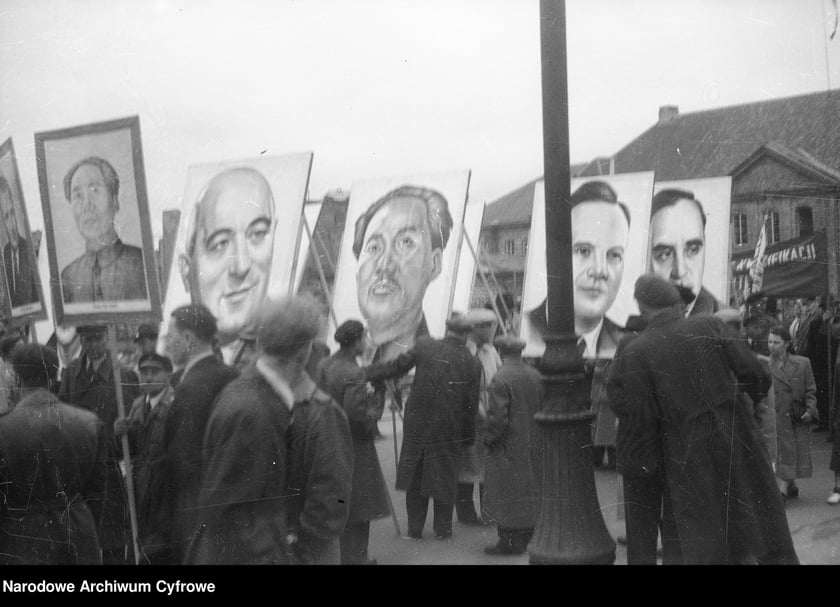 Pochód pierwszomajowy. Zbiory z archiwum fotograficznego Stefana Rassalskiego