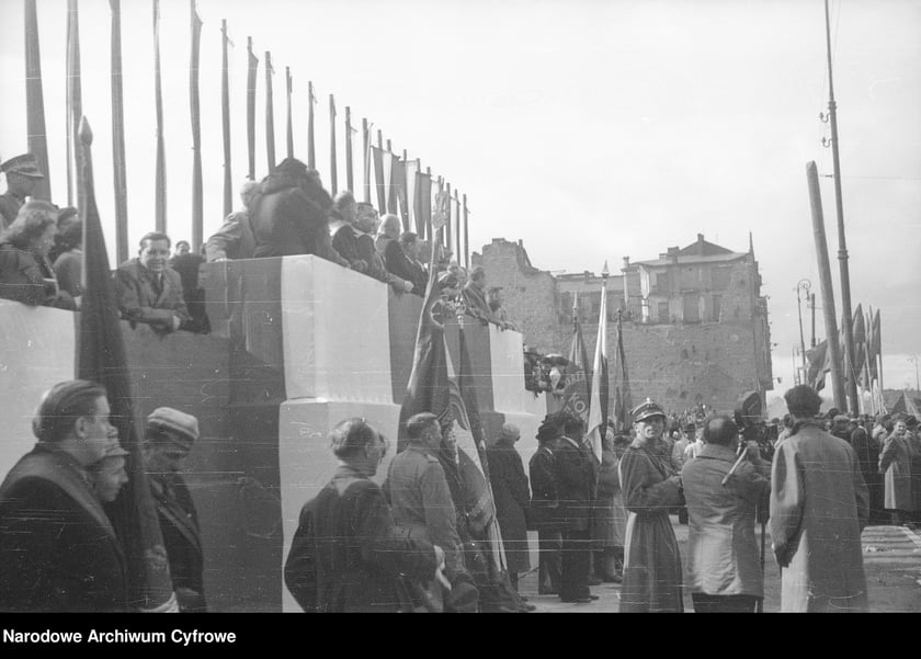 Pochód pierwszomajowy. Zbiory z archiwum fotograficznego Stefana Rassalskiego