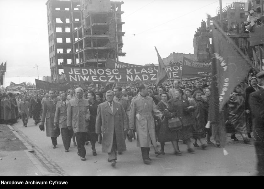 Pochód pierwszomajowy. Zbiory z archiwum fotograficznego Stefana Rassalskiego