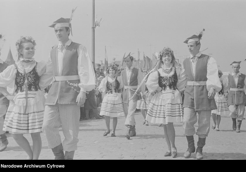 Poch&oacute;d pierwszomajowy. Zbiory z archiwum fotograficznego Wojciecha Tuszko