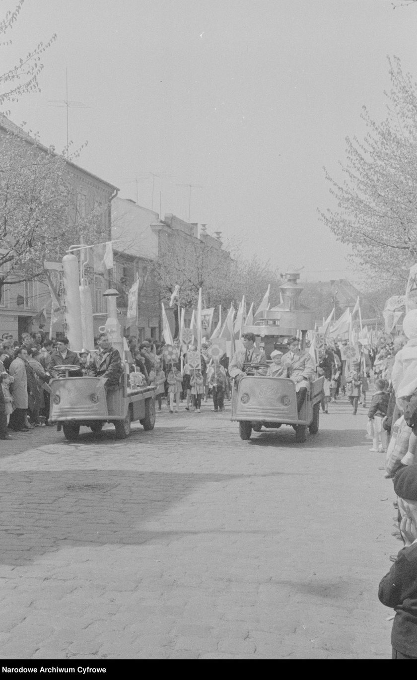 Poch&oacute;d pierwszomajowy. Zbiory z archiwum fotograficznego Wojciecha Tuszko