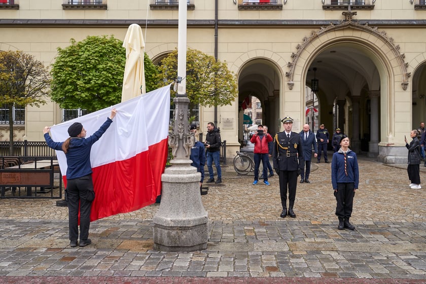 Uroczyste wciągnięcie flagi państwowej na maszt.
