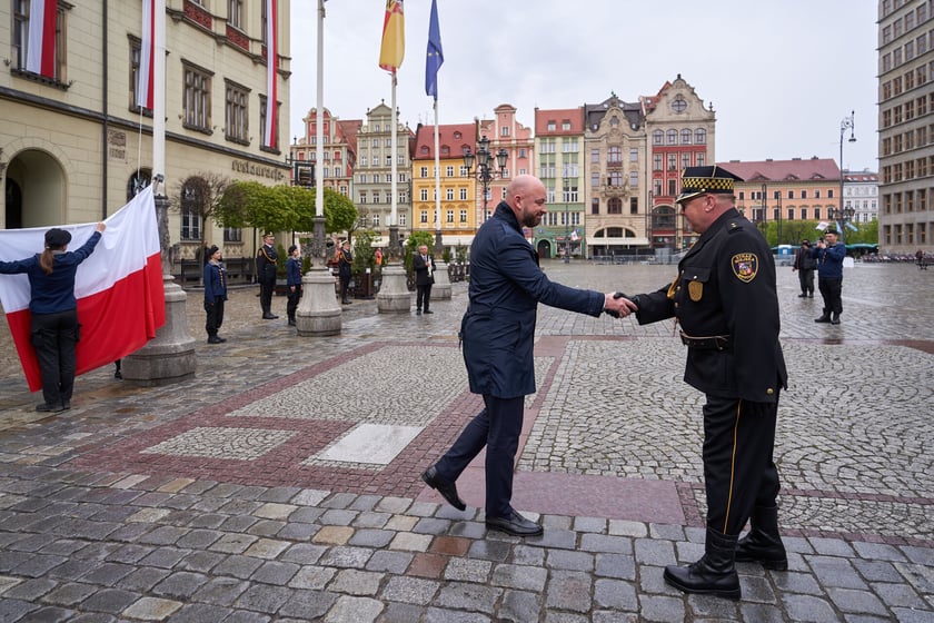 Uroczyste wciągnięcie flagi państwowej na maszt.