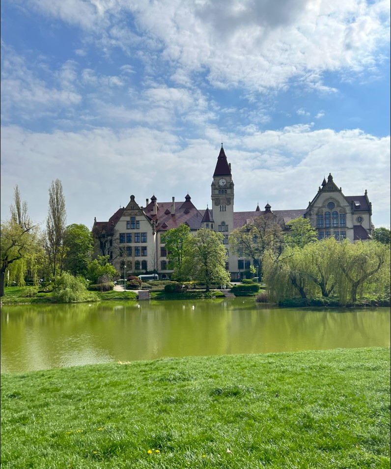 Park Tołłpy z widokiem na budynek Wydziału Architektury Politechniki Wrocławskiej