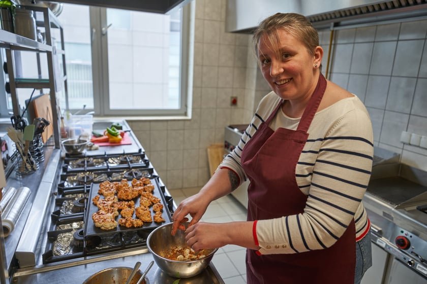 Alena i&nbsp;Sergiej są w jednej grupie. Gotują steki z kalafiora
