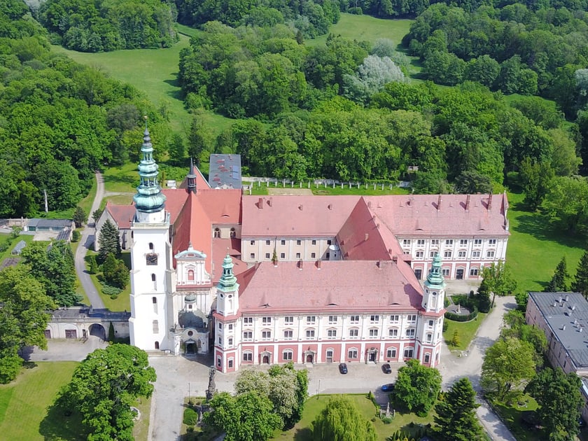 &bdquo;Przemierzając szlak cystersi na Dolnym Śląsku, nie spos&oacute;b ominąć opactwa Cysters&oacute;w w Henrykowie, w kt&oacute;rym powstała &bdquo;Księga henrykowska&rdquo; dokumentująca założenie (&hellip;) opactwa. Znajduje się w niej najstarsze zapisane w języku polskim zdanie: Daj, ać ja pobruszę, a ty poczywaj. Jej kopię można zobaczyć w Sali Dębowej.
Na terenie cysterskiego kompleksu znajdują się barkowy kości&oacute;ł [ze wspaniałymi stallami] i nekropolia Piast&oacute;w ziębickich. W świątyni przechowywana jest perełka: obraz namalowany przez Michała Willmanna &ndash; najsłynniejszego śląskiego artystę &oacute;wczesnych czas&oacute;w. Klasztor otacza malowniczy, zachowany w pierwotnej formie barokowy park.&rdquo;
Zacytowano fragmenty opisu z "Atlasu Turystycznego. Dolny Śląsk&rdquo; &ndash; Wydawnictwo SBM &ndash; Warszawa 2021 &ndash; tekst: Monika Bronowicka.
60 kilometr&oacute;w z Wrocławia.