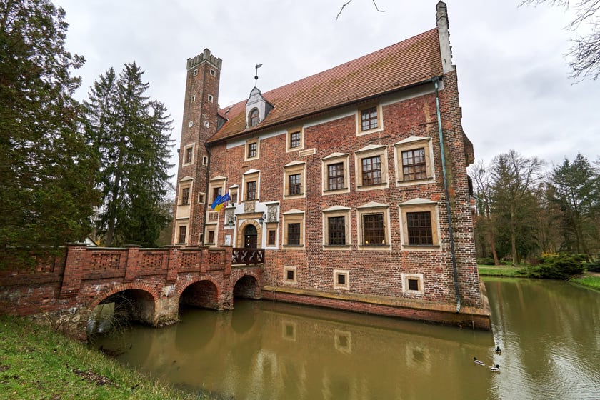 &bdquo;Jeden z nielicznych tego typu zamk&oacute;w w Polsce. Gotycko-renesansowa nawodna budowla ma niezwykłe walory architektoniczne, malowniczą bryłę, ściśle związaną z kulturą p&oacute;źnośredniowiecznego Wrocławia. Powstał na planie prostokąta o wymiarach około 22 na 24 metry. Ta obronna siedziba rycerska leży zaledwie 25 km od Wrocławia w gminie Miękinia (powiat średzki). Mowa o Zamku Wojnowice - Schloss Wohnwitz - nazywanego najczęściej zamkiem na wodzie.&rdquo;Więcej na Wroclaw.pl w tekście Bartosza Chochołowskiego &ndash; tutaj.
Około 22 km z Wrocławia.