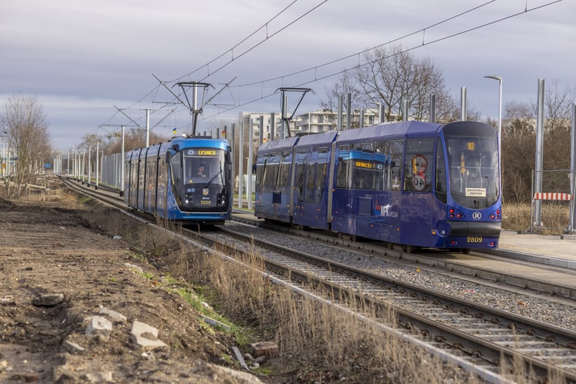 
7,8 mln zł &ndash; zakup jednego tramwaju niskopodłogowego
3,7 mln zł &ndash; zakup jednego autobusu elektrycznego (przegubowego eCitaro)
474 tys. os&oacute;b &ndash; średnia dzienna liczba pasażer&oacute;w MPK
15,54 zł &ndash; koszt przejazdu jednego km tramwaju
1,61 mln zł &ndash; montaż przystanku wiedeńskiego (peron wiedeński)60 tys. zł &ndash; montaż wiaty przystankowej
