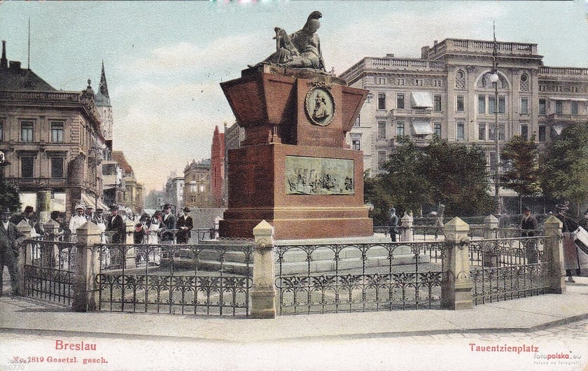 Pomnik Friedricha Bogislava von Tauentziena
Friedrich Bogislav von Tauentzien (1710-1791) &ndash; dow&oacute;dca obrony Wrocławia przed wojskami austriackimi podczas wojny siedmioletniej, dow&oacute;dca garnizonu wrocławskiego.
Pomnik nagrobny z 1795 roku ufundował syn generała. W 1807 roku zdobywca Wrocławia, Hieronim Bonaparte wytyczył tu plac (obecny plac Kościuszki), kt&oacute;ry nakazał nazwać imieniem Tauentziena. Rozkazał także zachować pomnik.
W 1945 roku pomnik został zniszczony przez ekipę rozbi&oacute;rkową. Jak podaje Hannibal Smoke (&bdquo;Niewidzialne miasto. Wrocław, kt&oacute;ry przestał istnieć&rdquo;), ekipą tą osobiście kierował prezydent Wrocławia Bolesław Drobner. Uczestnicy akcji mieli podzielić się łupem, a Drobner miał zatrzymać na pamiątkę kapelusz i szpadę Tauentziena.