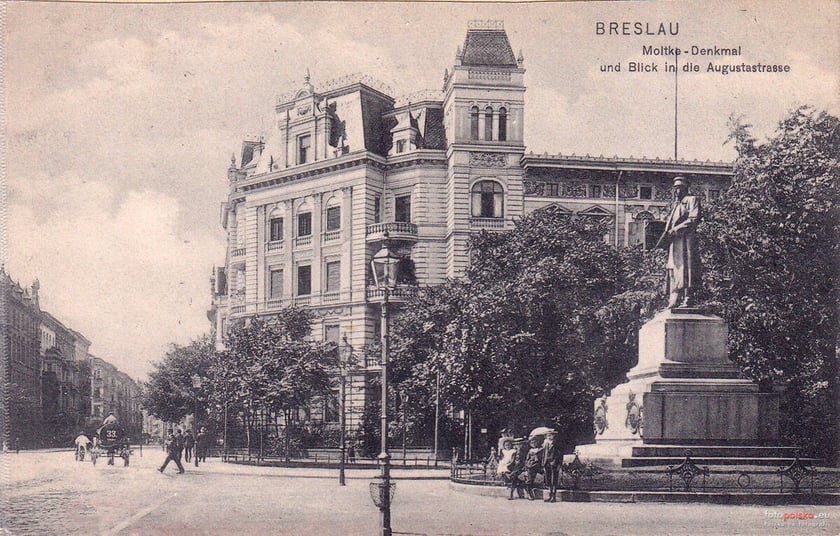 Pomnik feldmarszałka Helmuta von Moltke
Helmut Karl Bernhard von Moltke (1800-1891) - szef pruskiego sztabu generalnego. Zaplanował i zrealizował kampanie wojenne przeciw Danii (1864), Austrii (1866) i Francji (1870-71). Uważany za wybitnego stratega i jednego z autor&oacute;w zjednoczenia Niemiec.&nbsp;
Kilka lat przed śmiercią Moltke kupił majątek Krzyżowa koło Świdnicy na Dolnym Śląsku, gdzie został pochowany.&nbsp;
Jego pomnik około roku 1930 miał zostać przeniesiony i postawiony obok jednostki wojskowej przy Pretficza. Usunięty w 1945 roku.&nbsp;