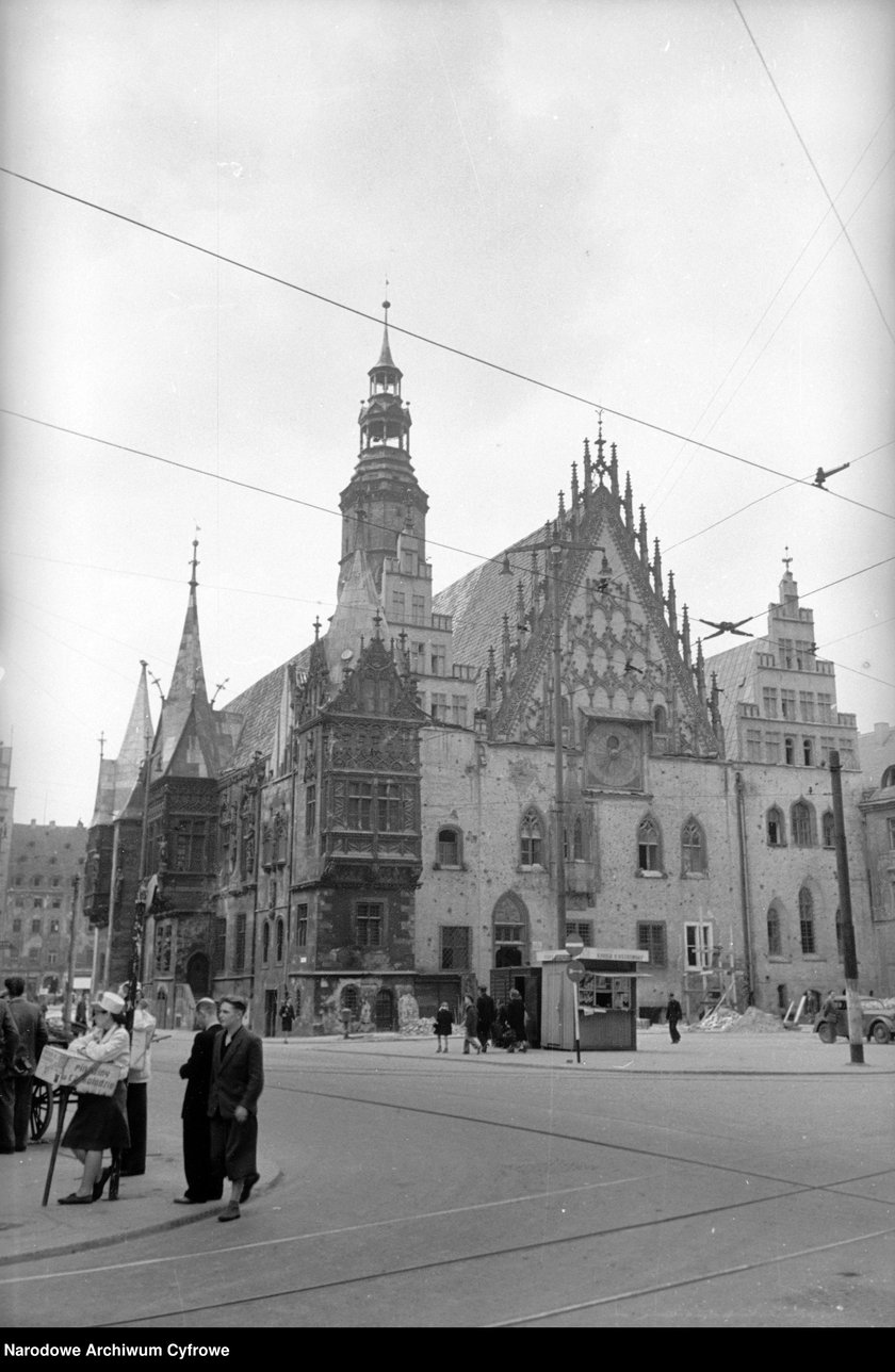 Wrocław po II wojnie światowej. Na zdjęciu ratusz