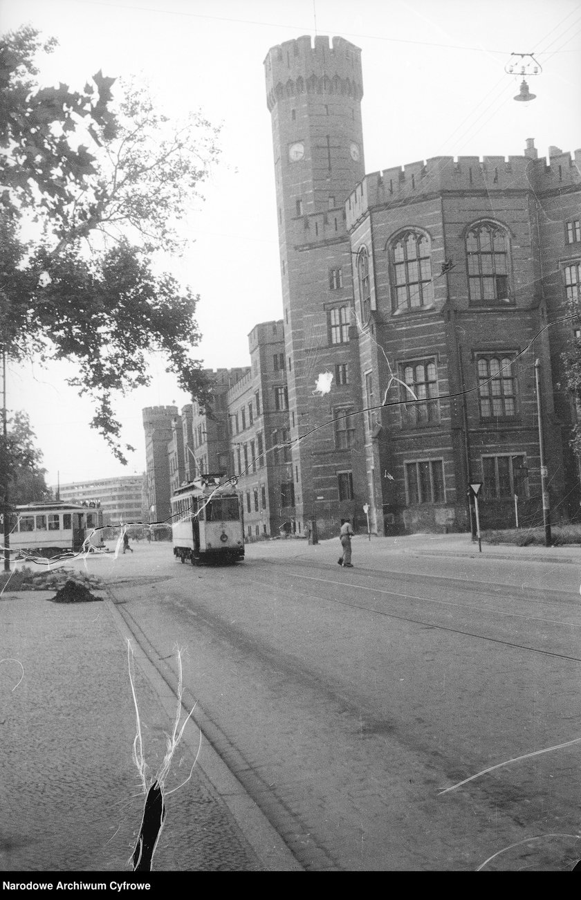 Wrocław po II wojnie światowej.  Na zdjęciu Podwale - widok na sąd