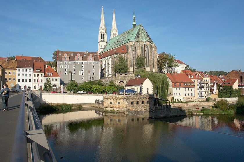 Czy wiesz, że... w 2021 roku miasto było planem zdjęciowym serialu z Davidem Hasselhoffem i o Davidzie Hasselhoffie. Oczywiście nie trzeba pisać, kto zagrał Davida Hasselhoffa... ale można zapytać zogrzeleckich strażak&oacute;w, jak go wspominają.&nbsp;
Zostawiając Davida i jego pasje w spokoju (koleżnka z ekipy reżyserskiej powiedziała nam, że uwielbia strażak&oacute;w), wsiadamy do pociągu KD i jedzimy do miasta przedzielonego granicą. Jedną nogą jesteśmy w Zgorzelcu, drugą w Goerlitz.&nbsp;
David i jego świta wyjechali stamtąd zauroczeni.&nbsp;&nbsp;
&nbsp;