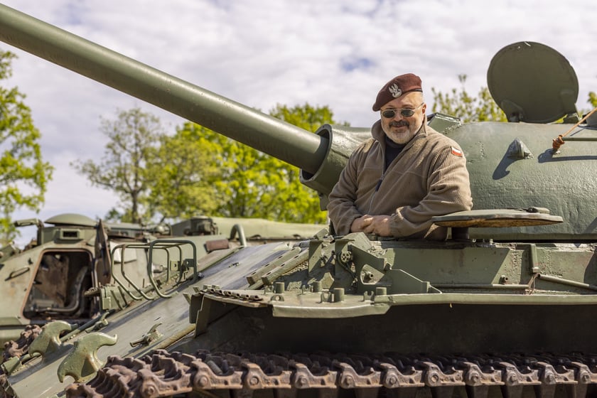 Maciej P. Puchała, miłośnik militariów i przewodnik w Forcie Wrocław nr 9 przy ul. Pełczyńskiej